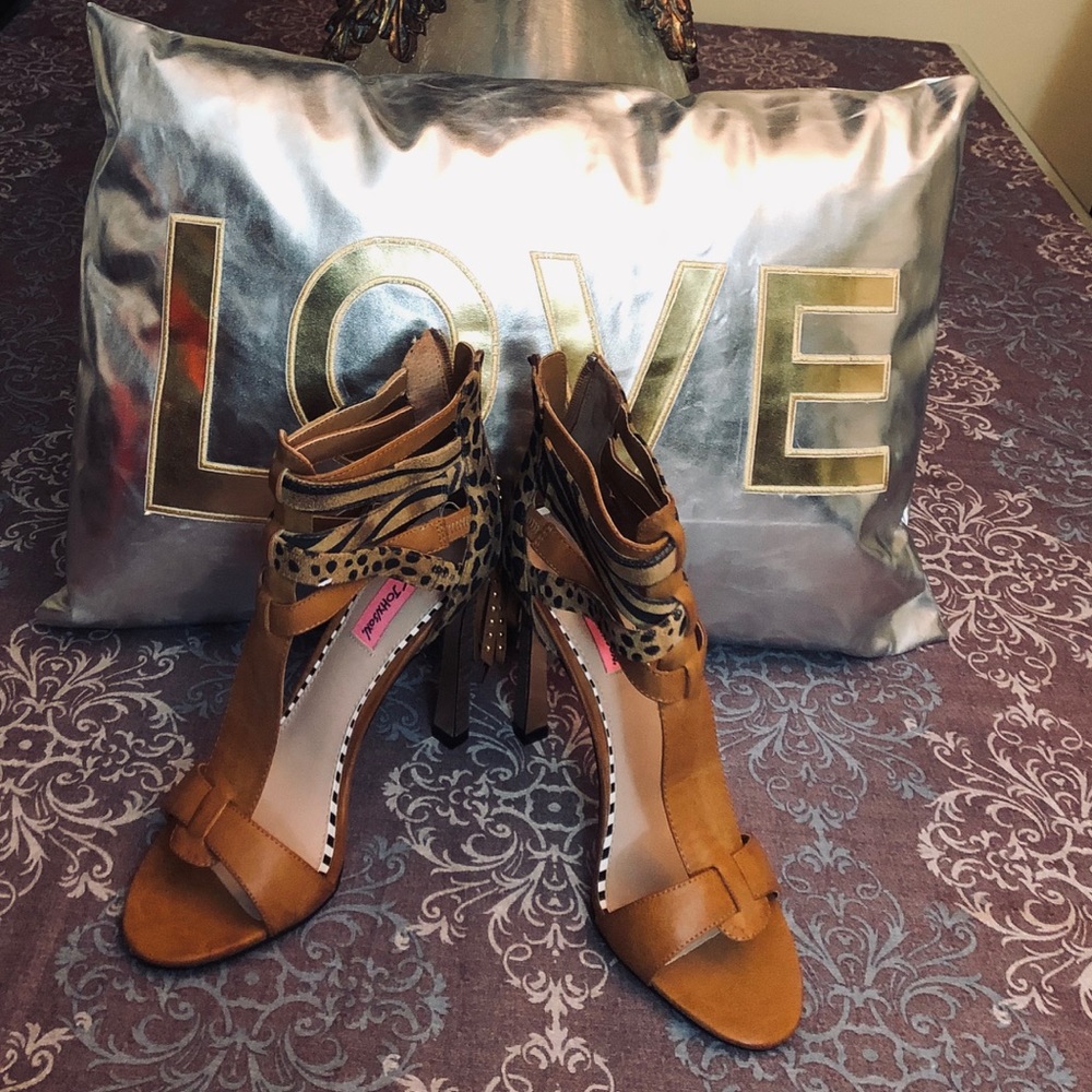 Betsey Johnson ”Fierce Cognac Leopard Print Heel”